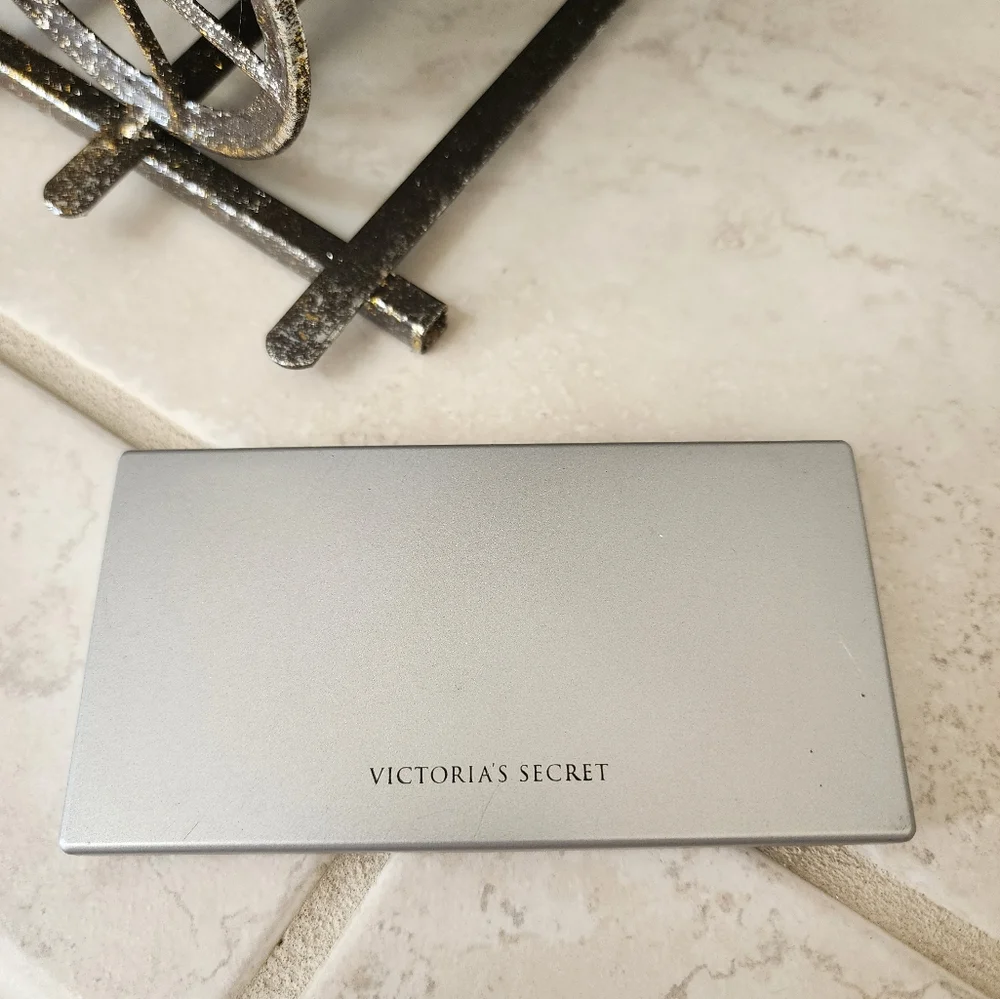 🩷💕 VICTORIA'S SECRET SILK WEAR EYE COLOR LUMINOUS POWDER PALETTE 💕🩷